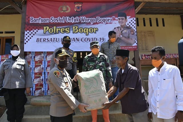 Kapolres Bogor Berikan Bantuan Kepada Korban Longsor Sukajaya