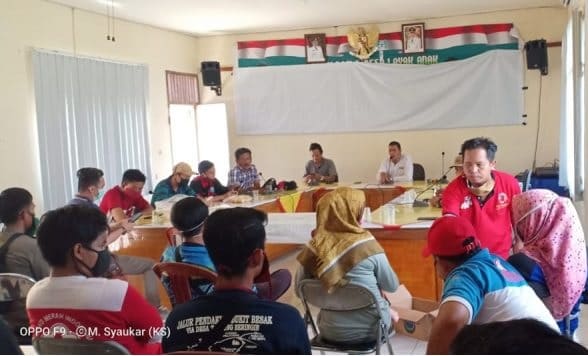 Ormas, OKP dan Insan Pers Bersama Camat Plakat Tinggi Edukasi Warga Hindari Penyebaran Covid-19