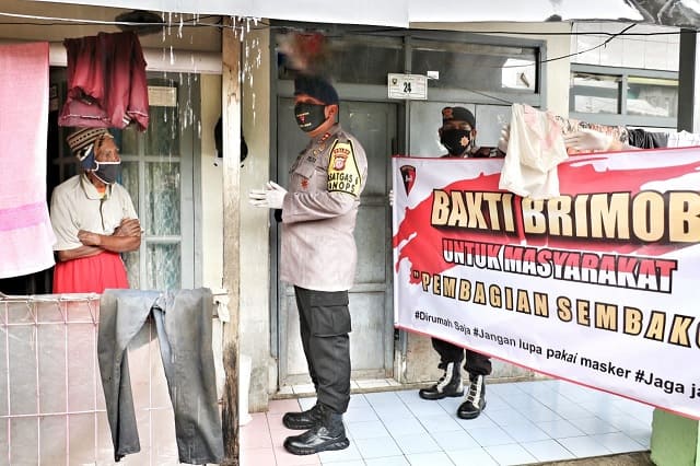 Kompi 2 Yon B Pelopor Satbrimob Polda Jabar Gelar Dapur Umum dan Bagikan Sembako