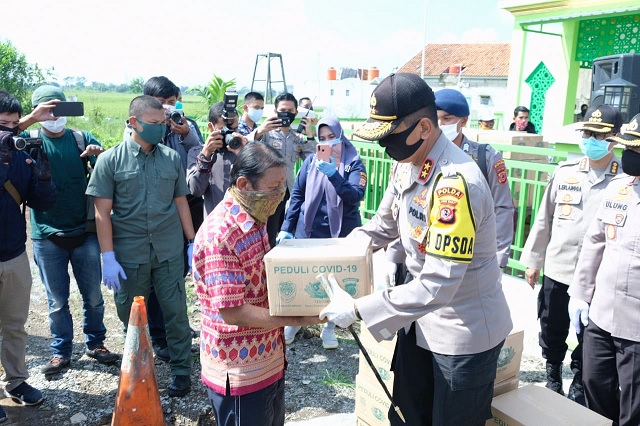 Pembagian 800 Paket Sembako