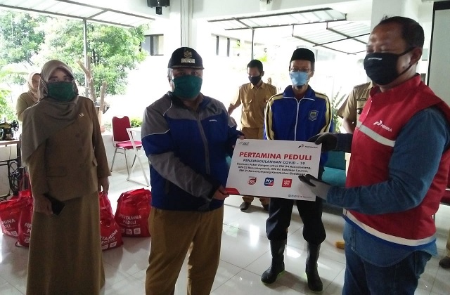 Akibat Pencemaran Sungai Citarum, Sebagai Sanksi TBBM Ujung Berung Bagikan Paket Sembako