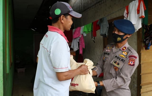 Dilaporkan Oleh Warga, Brimob Polda Jabar Sambangi 2 Orang Guru Ngaji