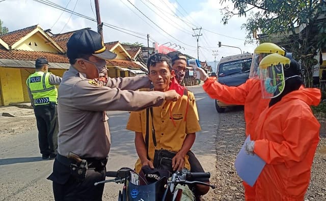 Check Point Gabungan Di Pertigaan Leuwibungur Hentikan Pengendara Secara Humanis