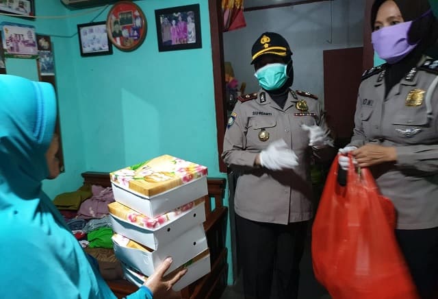 Polresta Bogor Bagikan 100 Nasi Kotak Untuk Makan Sahur