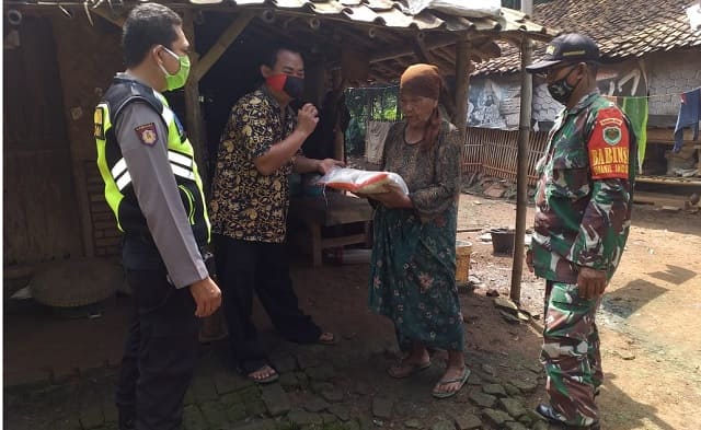 Wujudkan Kedekatan, Polri Bagikan Bantuan Kepada Warga Desa Loyang