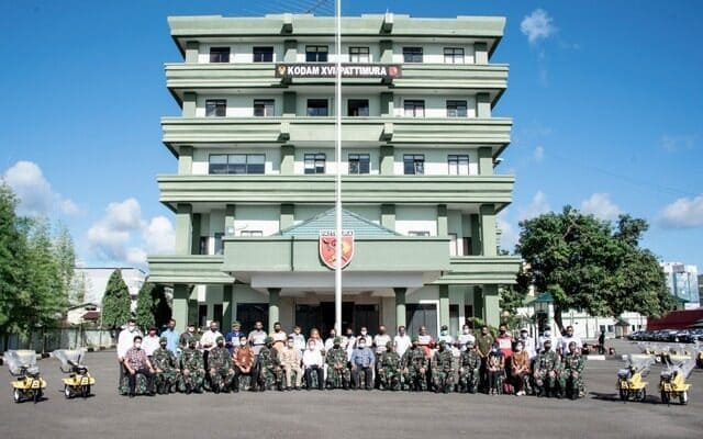 20 Unit Handtraktor Bantuan Presiden RI, Secara Simbolis Diserahkan Pangdam XVIPattimura Kepada Poktan Maluku