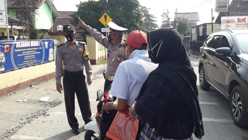 Pembagian Masker Polsek Ciampea Dalam Rangka Ops PPKM Menjelang Ops Ketupat Lodaya