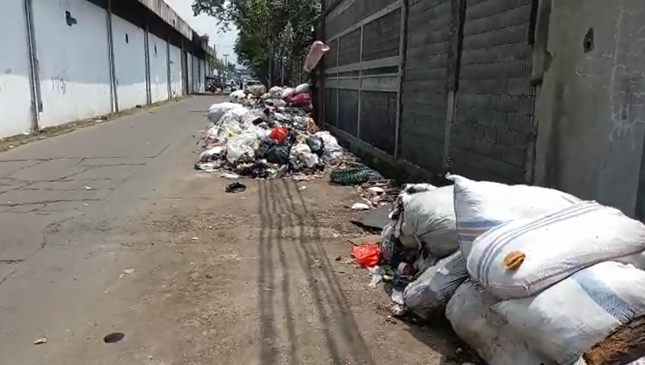 Diduga Ada Pembiaran, Sepanjang Bahu Jalan Kawasan Industri Prapanca Cigondewah Kaler di Hiasi Tumpukan Sampah