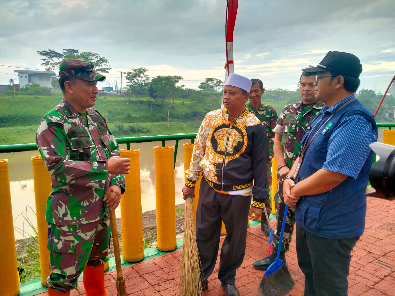 Tertangkap Kamera, Uu Ruzhanul Ulum Nyapu Taman Icon Citarum Harum