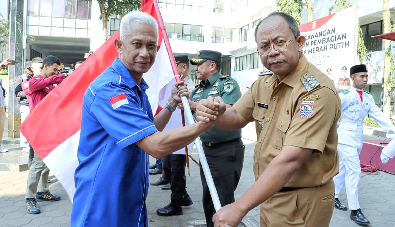 Bendera Merah Putih,Pembagian Bendera Merah Putih,Gerakan Nasionalisme,Pembina Upacara Kota Cimahi,Peringatan HUT RI ke-78,Semangat Nasionalisme Masyarakat Indonesia,Peningkatan Pemahaman Sejarah Indonesia,Organisasi Perangkat Daerah Kota Cimahi,Forum Kewaspadaan Dini Masyarakat (FKDM),Forum Komunikasi Umat Beragama (FKUB)