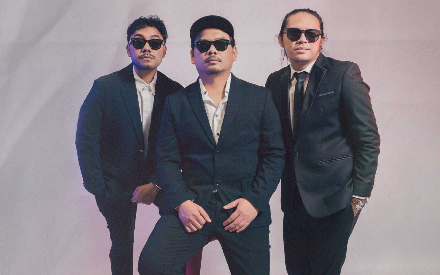 KARIN, Boni Eko, Damez Nababan, Felix Kurnia, Wanita Gila, Proyek musik, Pop-punk, Single debut, Manipulasi hubungan, Komposer, Produser eksekutif, Mixing & Mastering, Genre musik, Band pop-punk Indonesia, Kesan dan pesan lagu, Nama band KARIN, KAWAN SEDARI KEMARIN, Hubungan pria dan wanita, Dinamika pergaulan anak muda, Realitas sosial, Streaming platform, Bangs Records, Media kontak, Instagram KARIN, YouTube Karin Music