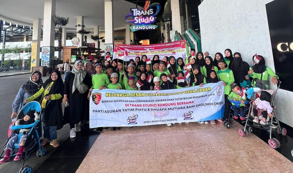 DIT Krimsus Polda Jabar, Hari Lebaran Anak Yatim Piatu, Bulan Muharam 1445 H, Yayasan Mutiara Bani Sholihin (MBS), Trans Studio Bandung (TSB), Panti Asuhan, Kegiatan Berbagi Keceriaan, Kebahagiaan Anak-anak Yatim, Dukungan Polri Presisi, Polda Jabar dan Komitmen Sosial, Ustadz Ajie, Dhuafa dan Anak Asuh, Hubungan Baik dengan Yayasan, Keluarga Besar DIT Krimsus, Kasih Sayang dan Perhatian, Senyuman Anak Yatim