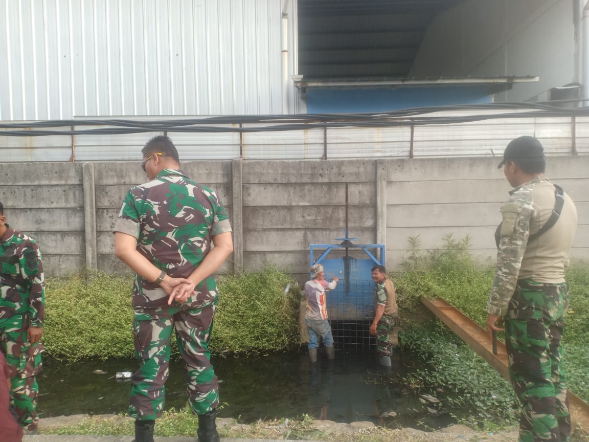 penutupan saluran pembuangan limbah domestik, Satgas Citarum Harum Sektor 6, Kawasan De Prima Terra, Tegalluar, Bojongsoang, penanganan sampah, Sungai Citarum