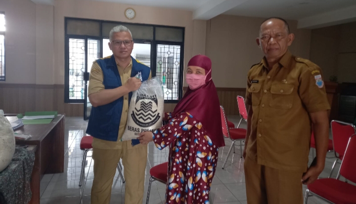 Rastrada Cimahi, Bantuan Beras Premium, KPM Kota Cimahi, Penyaluran Bantuan Masyarakat, Kesejahteraan Daerah