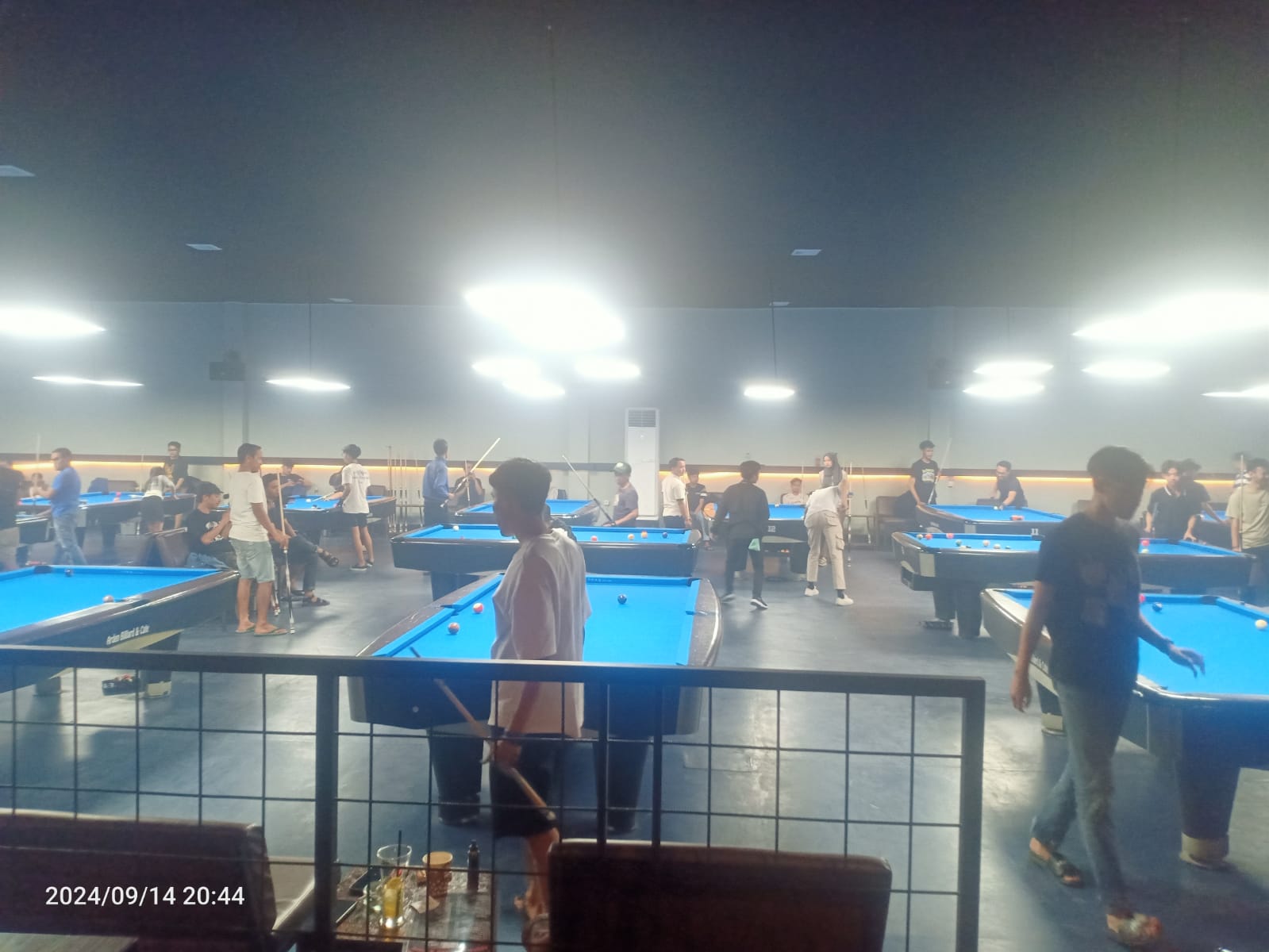 Arden Billiard dan Café,Pengunjung Arden Billiard,Sarana olahraga Kabupaten Bandung,Antusiasme pengunjung biliar,Jam operasional Arden Billiard