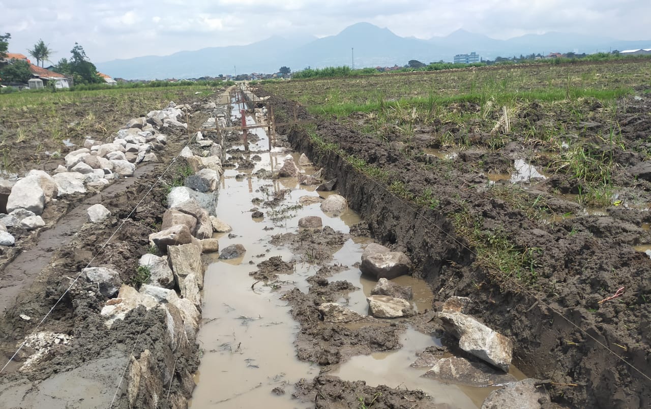 Dugaan Proyek Drainase Siluman di Rancakasumba, Bandung, Memicu Sorotan Publik Proyek drainase siluman Bandung, Rancakasumba Solokan Jeruk, dugaan KKN proyek Bandung, proyek tanpa papan nama, proyek drainase Babakan Sawah, penyimpangan spesifikasi proyek, kontraktor proyek tentara Rindam, Amin Ludin proyek drainase, proyek infrastruktur Kabupaten Bandung, pelanggaran UU Keterbukaan Informasi Publik